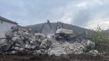 Düzce'de depremde hasar gören Sarıdere Köyü Camisi yıkıldı