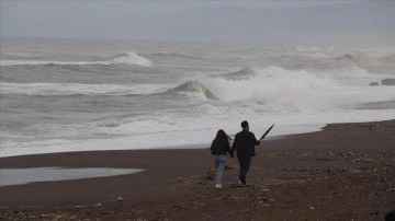 Düzce'de kuvvetli rüzgar nedeniyle dalga boyu 5 metreye ulaştı