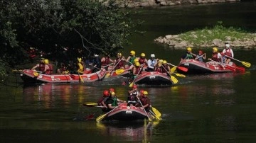 Düzce'de maceraseverler sıcakta rafting yaparak serinliyor
