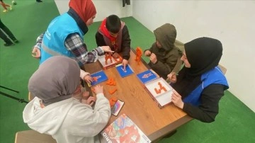 Düzce'de misafir edilen depremzede çocuklar, gönüllü oyun arkadaşlarıyla moral buluyor