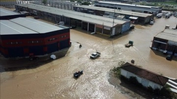 Düzce'de sular altında kalan sanayi sitesinin esnafı, araç ve malzemeleri tahliye ediyor