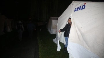 Düzce'de vatandaşlar park ve bahçelere kurulan çadırlarda konaklamayı sürdürüyor