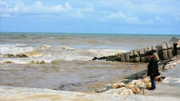 Düzce'de yağış sonrası denizin rengi değişti