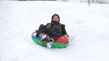 Düzce'nin Çınardüzü köyünde 7'den 70'e herkes karda kaymanın tadını çıkarıyor