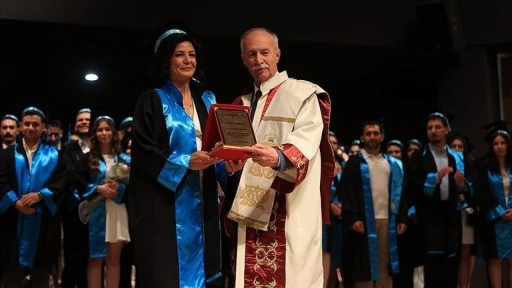 Edirne'de iki çocuk annesi dil öğrenmek için girdiği ikinci üniversitesini birincilikle bitirdi