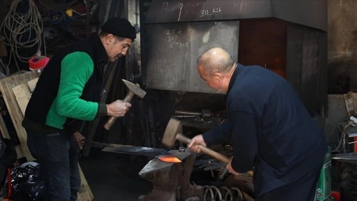 Edirne'de yarım asırdır demircilik yapan kardeşler mesleği yaşatmaya &ccedil;alışıyor