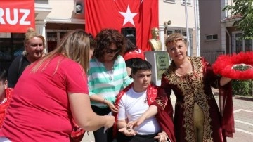 Edirne'de engelli öğrencilere "asker kınası" yakıldı