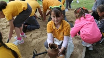 Edirne'de "minik arkeologlar" müze bahçesinde deneysel kazı yaptı