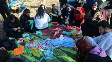 Edirne'de öğrenciler sahipsiz hayvanlar için atık kumaşlardan battaniye yaptı