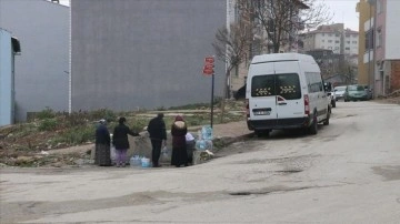 Edirne'de su kesintileri nedeniyle vatandaş suyu çeşmeden taşıyor