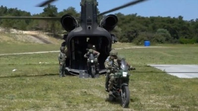 EFES-2026 Tatbikatı'nda motosikletli unsurlarca CH-47 helikopteri ile inme ve binme eğitimleri