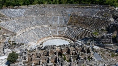 Efes'in "taş hastanesi"nde 2 bin yıllık s&uuml;tunlara hassas dokunuş