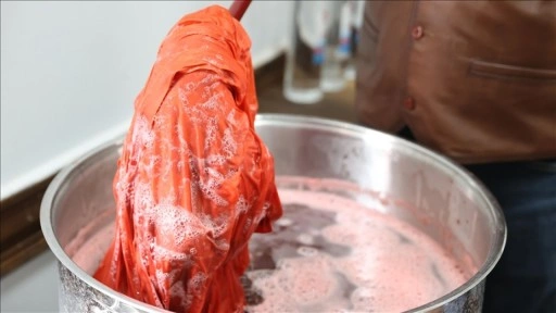 "Efsane renk" Edirne kırmızısı usta ellerde moda ürünlerine dönüşüyor