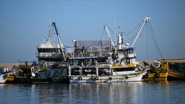Ege Denizi'ndeki gırgır tekneleri av yasağıyla birlikte limanlara demir attı
