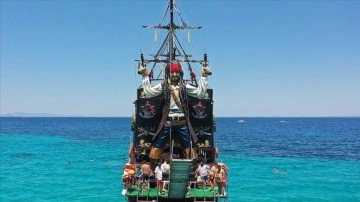 Ege'nin turkuaz renkli koylarına &quot;korsan gemisi&quot; ile yolculuk