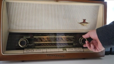 Eğitimcinin &ccedil;alışır durumdaki nostalji radyoları k&uuml;lt&uuml;rel hafızayı bug&uuml;ne taşıyor