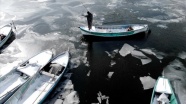 Eksi 18 derecede donan gölde buzları kırarak avlanıyor