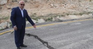 Elazığ'da 15 köyü merkeze bağlayan yol ortadan yarıldı