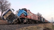 Elazığ&#039;da hemzemin geçitte tıra yük treni çarptı: 5 yaralı