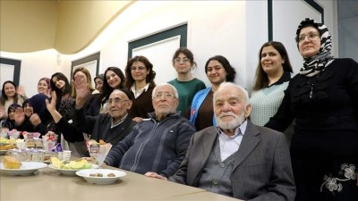 Elazığ'da kız &ouml;ğrenciler huzurevi sakinleriyle iftarda ramazan coşkusunu yaşıyor