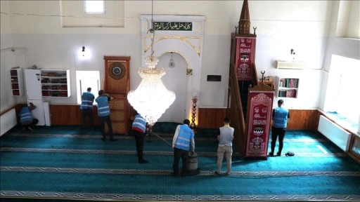 Elazığ'da yükümlüler cami ve mezarlıkları Kurban Bayramı'na hazırlıyor