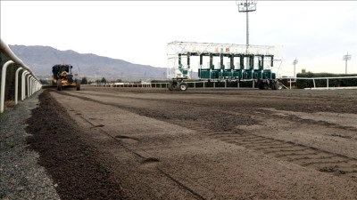 Elazığ Hipodromu'nda atık kumlar geri d&ouml;n&uuml;ş&uuml;mle yeniden pistlere seriliyor
