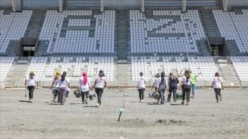 Elazığ Stadı'na boya badana eğitimi alan Diyarbakırlı kadınların eli değdi