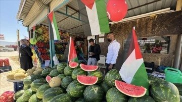 Elazığlı manav karpuz sattığı tezgahı Filistin bayraklarıyla donattı
