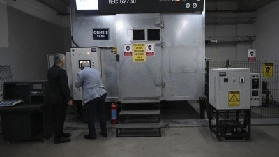Elektrik direklerinde kullanılan yalıtkan malzemenin &ouml;m&uuml;r testini yerli makinayla yapıyorlar