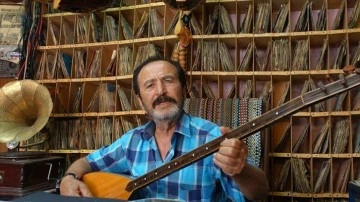 Elli yıllık meslek hayatında biriktirdiği plak ve kasetlerle koleksiyon oluşturdu