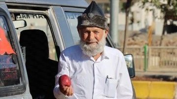 'Elmacı Dede' Kilis'teki askerlere Denizli'den 70 kasa elma getirdi