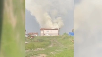 Elmadağ'da 3 katlı binanın çatısında yıldırım isabet etmesi sonucu yangın çıktı