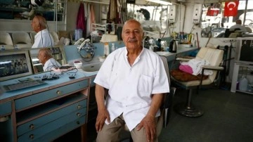 Elmalı'nın 66 yıllık "Yavuz berber"i mesleğini ilk günkü şevkle yapıyor