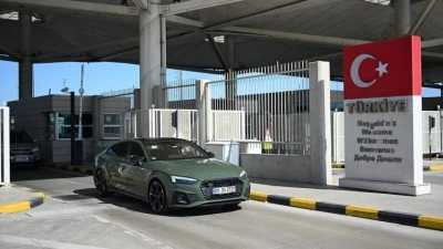 Emekli gurbet&ccedil;iler yaz d&ouml;nemini ge&ccedil;irecekleri yurda giriş yapmaya başladı