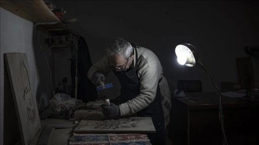 Emekli hekim Oltu taşı tozuyla ahşap oymacılığına yeni bir soluk getiriyor