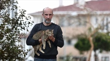 Emekli madenci deprem bölgesinde insanların ve kedilerin hayatına dokundu