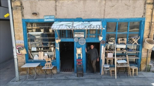 Emekli öğretmen, baba yadigarı marangozluğu asırlık binada sürdürüyor