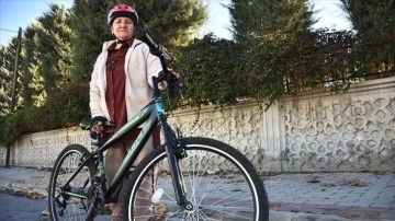Emekli öğretmen bisiklet sürmeyi öğrenmek için 67 yaşında kursa gitti