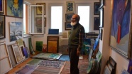 Emekli resim öğretmeni yaşadığı apartmanı resim galerisine dönüştürdü
