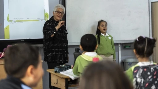 Emekliye ayrılan öğretmen 36 yıl sonra eski okulunda tahta karşısına geçti