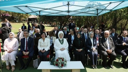 Emine Erdoğan, Güney Afrika'da Uluslararası Maarif Okulu'nu ziyaret etti