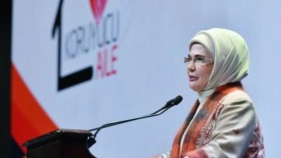 Emine Erdoğan: İnsanlık t&uuml;m &ccedil;ocuklarına sıcak bir yuva, adalet ve barış dolu bir d&uuml;nya bor&ccedil;ludur