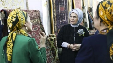 Emine Erdoğan Türkmen El Sanatları Sergisi'ni gezdi