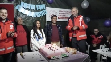 Emine Erdoğan'a hayalini anlatan depremzede Sude'ye doğum günü sürprizi