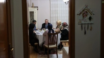 Emine Erdoğan'dan iftar sofrasında misafir oldukları aileye teşekkür