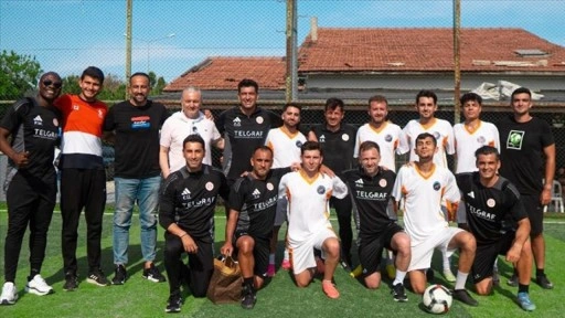 Emre Belözoğlu öğrencilerle futbol oynadı