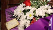 En güzel çiçekler &#039;Seni çok özledim&#039; notuyla annelere veriliyor