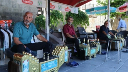 En küçüğü 64 yaşındaki 3 kardeş, tarihi surların gölgesinde ayakkabı parlatıyor