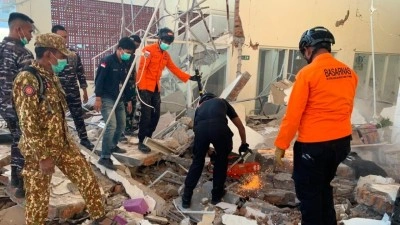 Endonezya'da 7,7 b&uuml;y&uuml;kl&uuml;ğ&uuml;ndeki depremde can kaybı 53'e &ccedil;ıktı