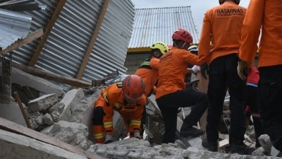 Endonezya'da 7,7 b&uuml;y&uuml;kl&uuml;ğ&uuml;ndeki depremde can kaybı 71'e y&uuml;kseldi